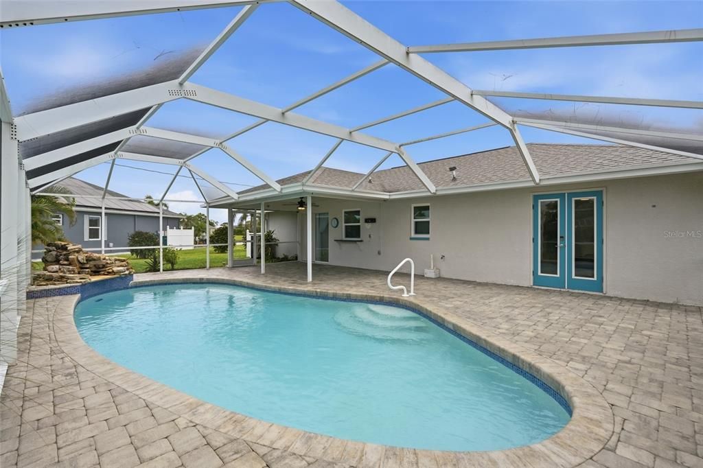 For Sale: $275,000 (2 beds, 2 baths, 1008 Square Feet)