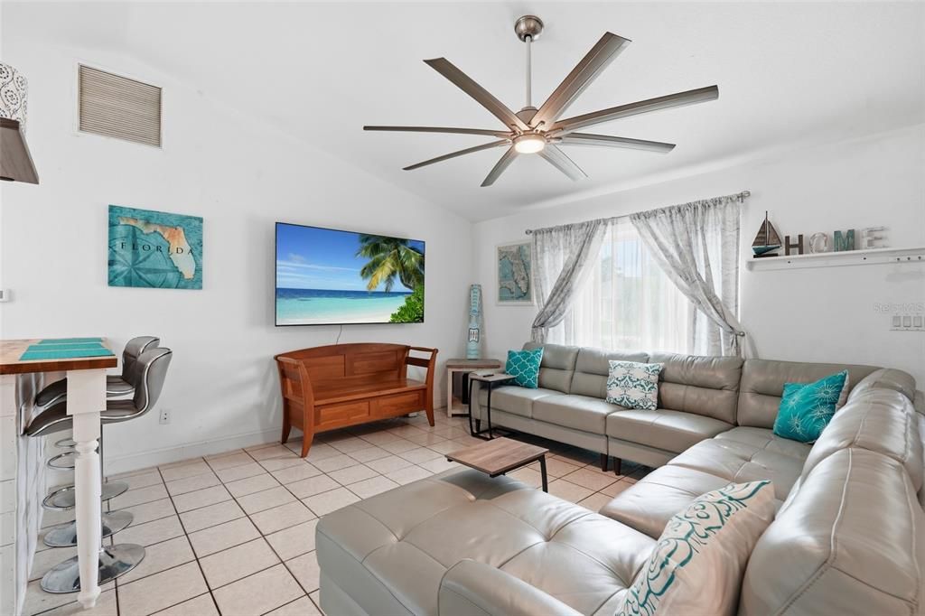 For Sale: $275,000 (2 beds, 2 baths, 1008 Square Feet)