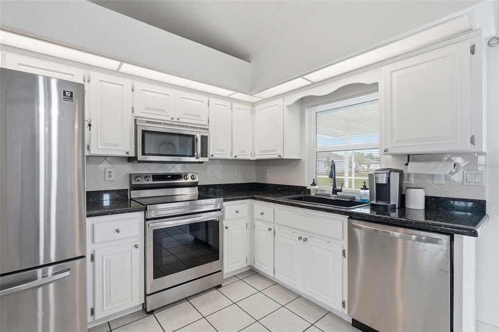 For Sale: $275,000 (2 beds, 2 baths, 1008 Square Feet)