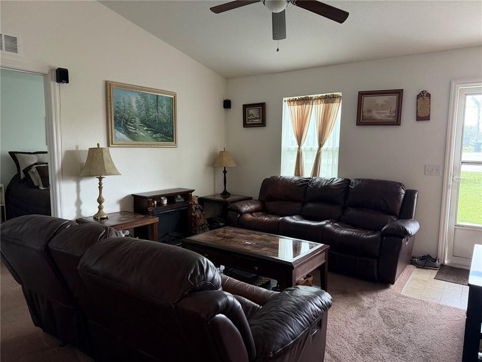 For Sale: $240,900 (3 beds, 2 baths, 1014 Square Feet)