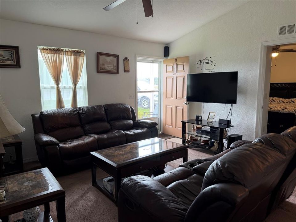 For Sale: $240,900 (3 beds, 2 baths, 1014 Square Feet)
