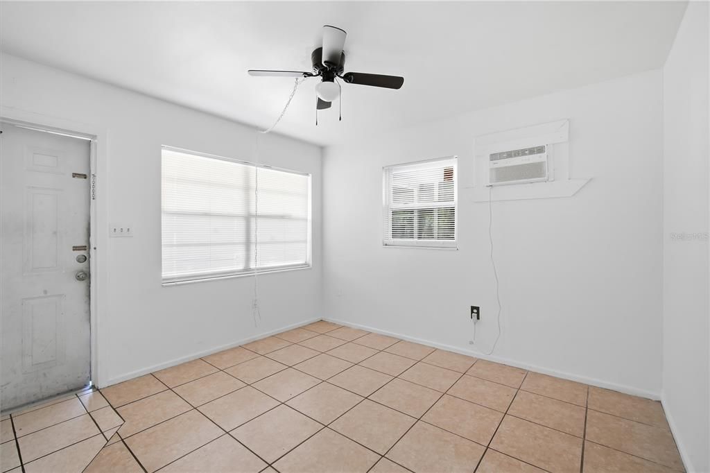 For Rent: $1,300 (1 beds, 1 baths, 1056 Square Feet)