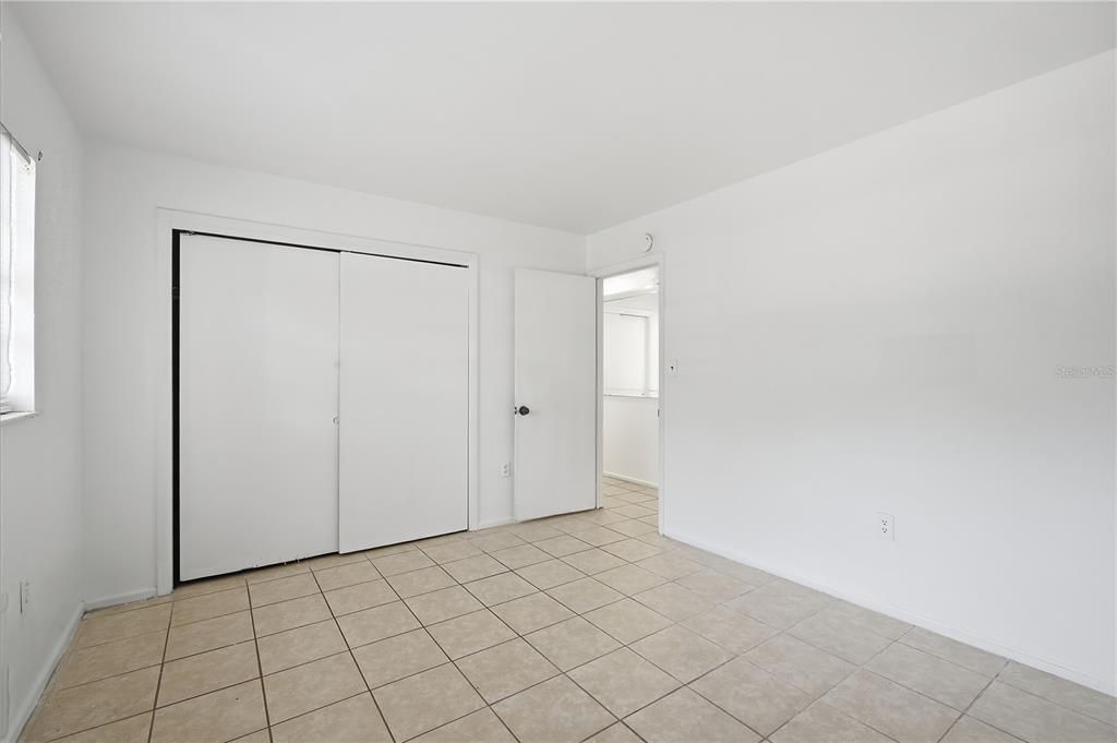 For Rent: $1,300 (1 beds, 1 baths, 1056 Square Feet)