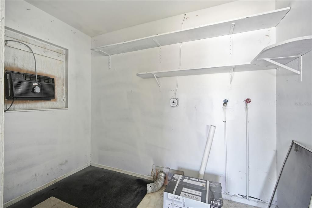 For Rent: $1,300 (1 beds, 1 baths, 1056 Square Feet)