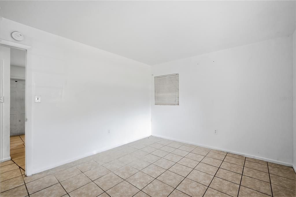 For Rent: $1,300 (1 beds, 1 baths, 1056 Square Feet)