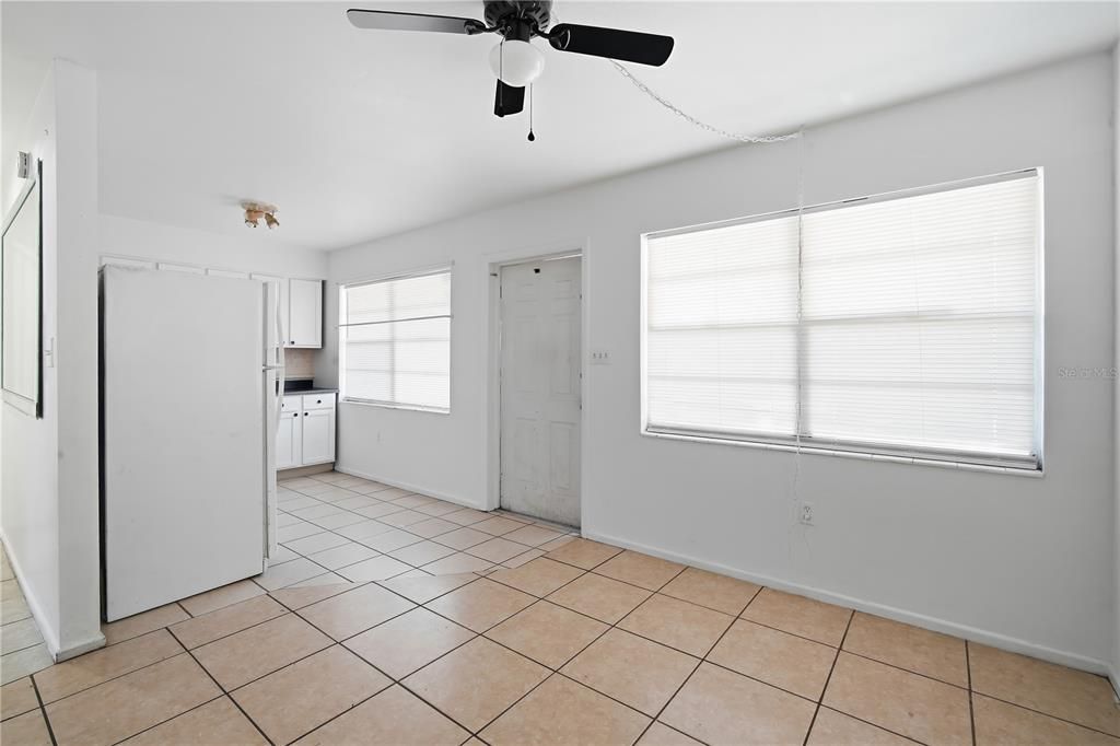 For Rent: $1,300 (1 beds, 1 baths, 1056 Square Feet)