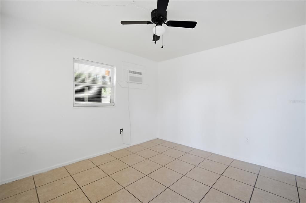 For Rent: $1,300 (1 beds, 1 baths, 1056 Square Feet)