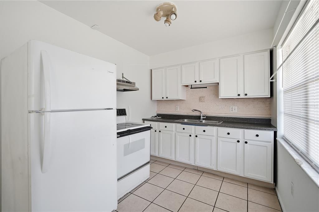For Rent: $1,300 (1 beds, 1 baths, 1056 Square Feet)