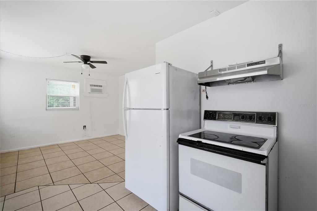 For Rent: $1,300 (1 beds, 1 baths, 1056 Square Feet)