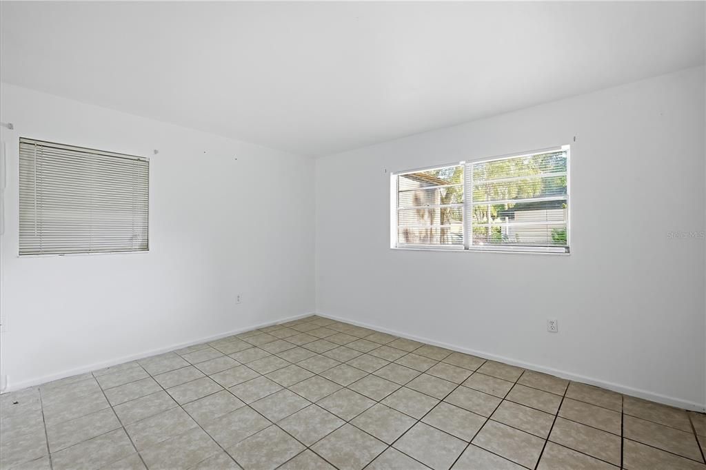 For Rent: $1,300 (1 beds, 1 baths, 1056 Square Feet)