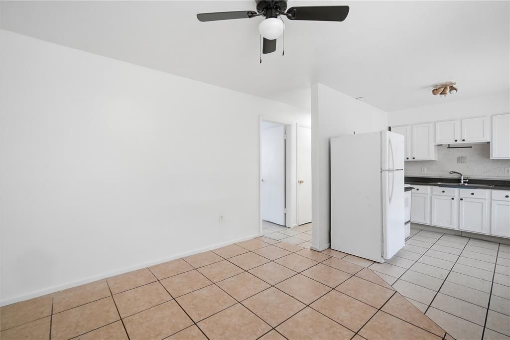 For Rent: $1,300 (1 beds, 1 baths, 1056 Square Feet)