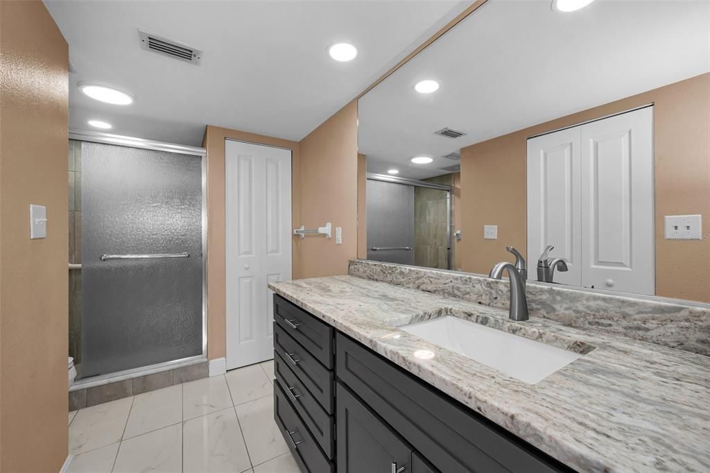 Activo con contrato: $319,500 (2 camas, 2 baños, 1030 Pies cuadrados)