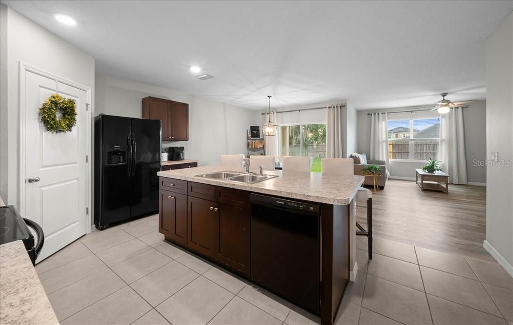 For Sale: $289,900 (4 beds, 2 baths, 1827 Square Feet)