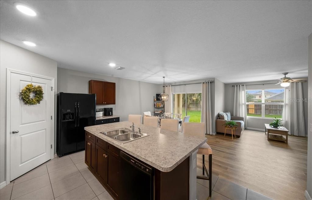 For Sale: $289,900 (4 beds, 2 baths, 1827 Square Feet)
