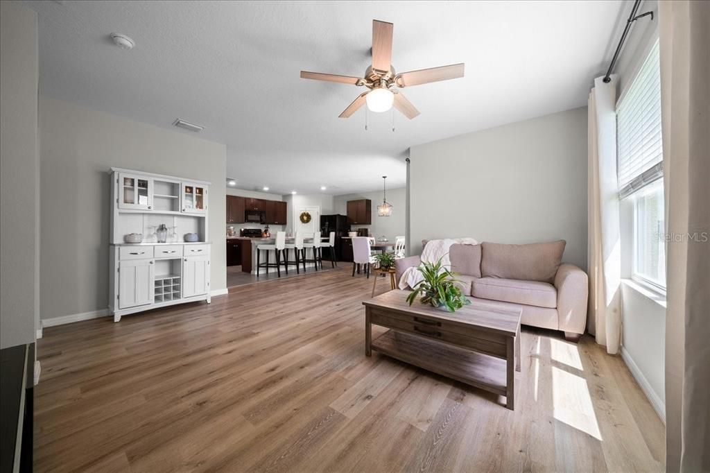 For Sale: $289,900 (4 beds, 2 baths, 1827 Square Feet)