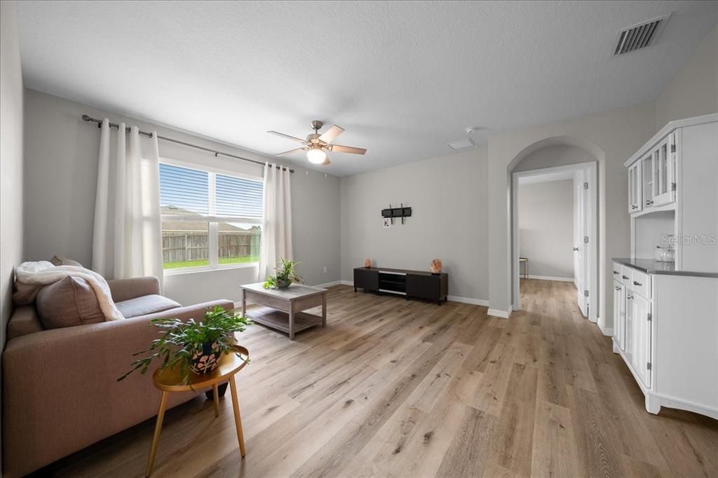 For Sale: $289,900 (4 beds, 2 baths, 1827 Square Feet)