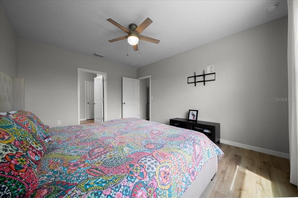 For Sale: $289,900 (4 beds, 2 baths, 1827 Square Feet)