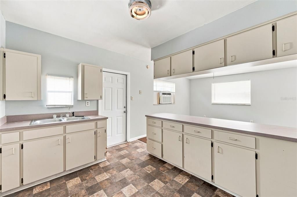 En Venta: $295,000 (4 camas, 3 baños, 1758 Pies cuadrados)