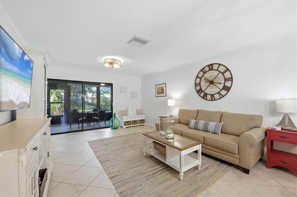 For Sale: $224,900 (2 beds, 2 baths, 1040 Square Feet)