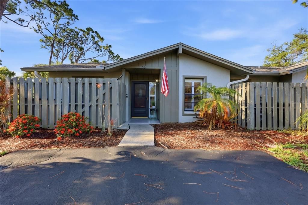 For Sale: $224,900 (2 beds, 2 baths, 1040 Square Feet)