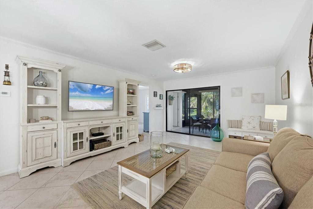 For Sale: $224,900 (2 beds, 2 baths, 1040 Square Feet)
