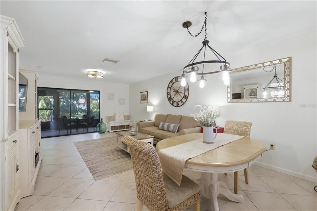 For Sale: $224,900 (2 beds, 2 baths, 1040 Square Feet)