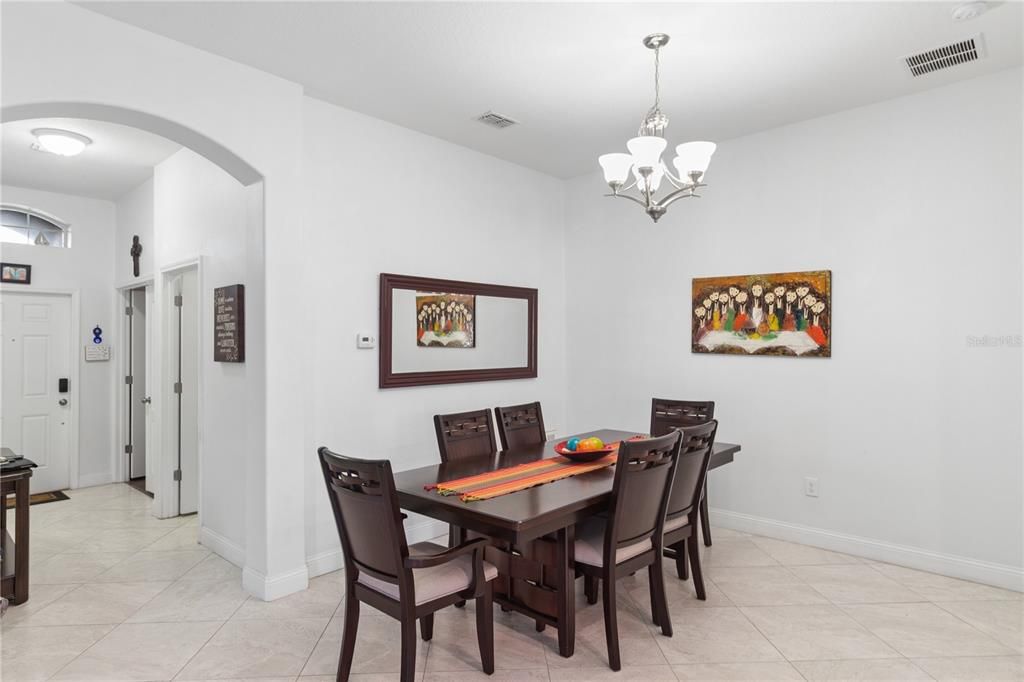 En Venta: $325,000 (4 camas, 2 baños, 1756 Pies cuadrados)