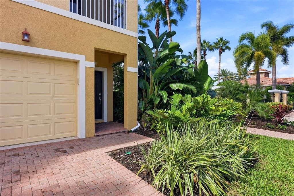 For Sale: $290,000 (2 beds, 2 baths, 966 Square Feet)