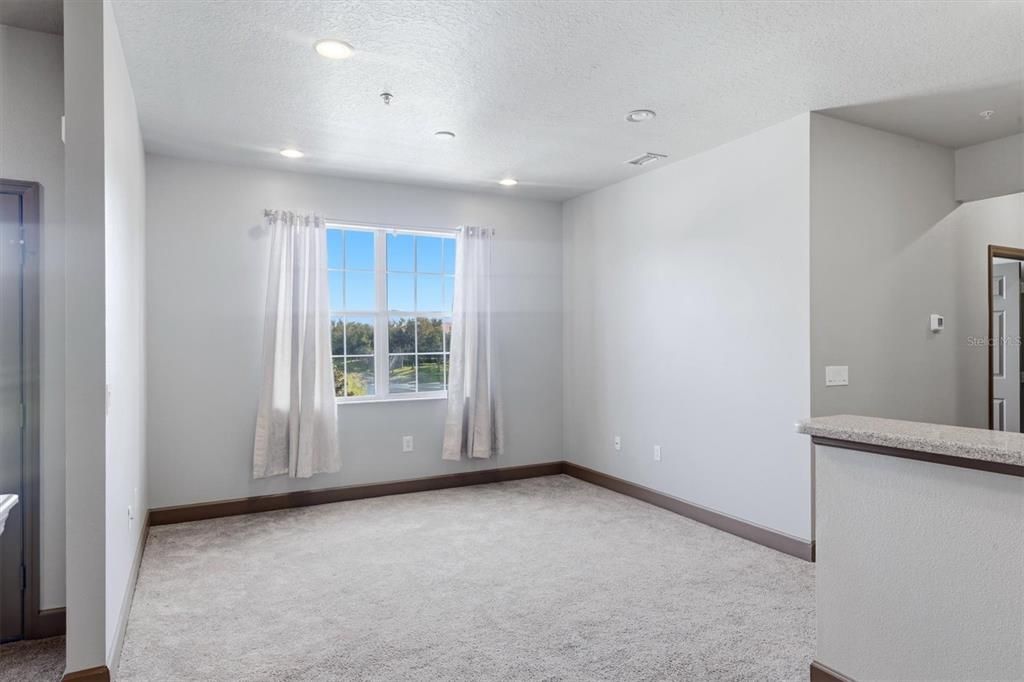 For Sale: $290,000 (2 beds, 2 baths, 966 Square Feet)