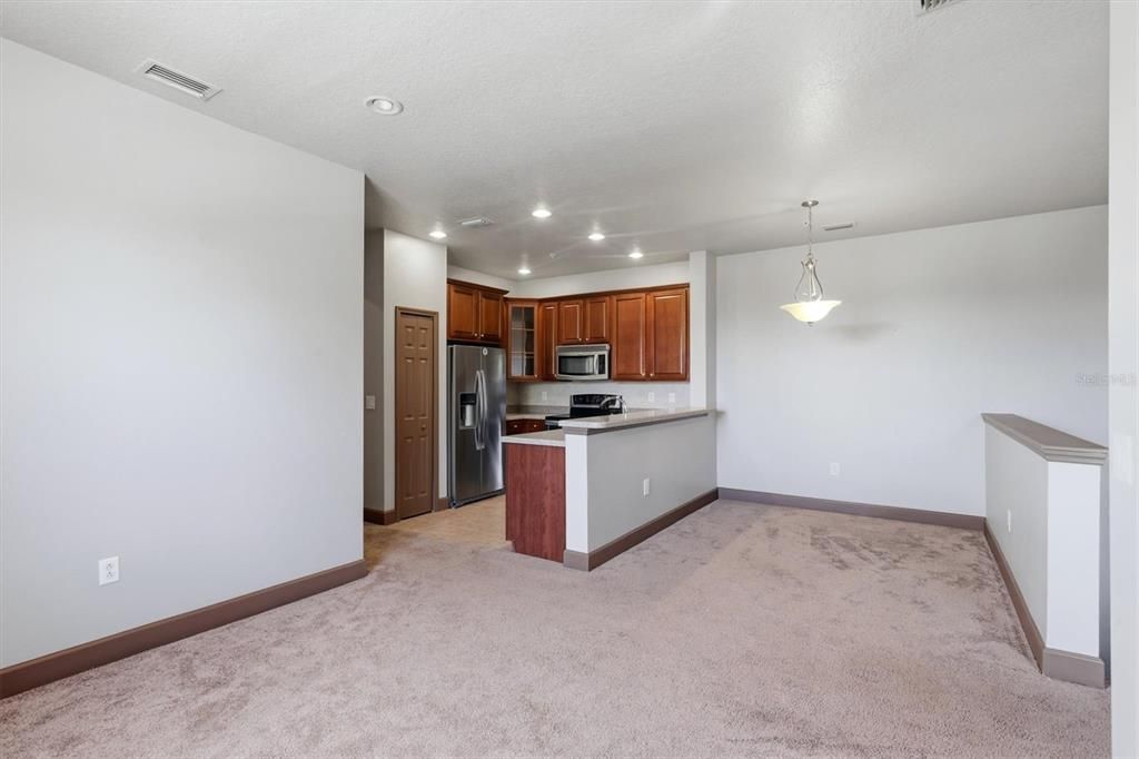 For Sale: $290,000 (2 beds, 2 baths, 966 Square Feet)