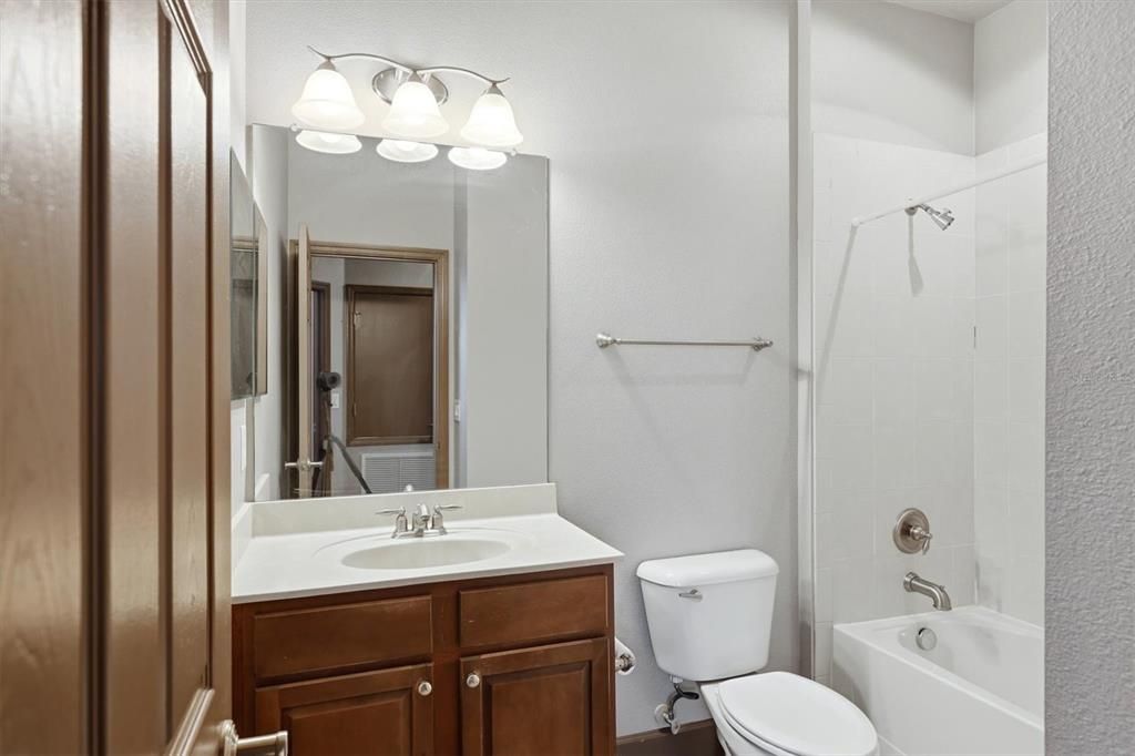 For Sale: $290,000 (2 beds, 2 baths, 966 Square Feet)