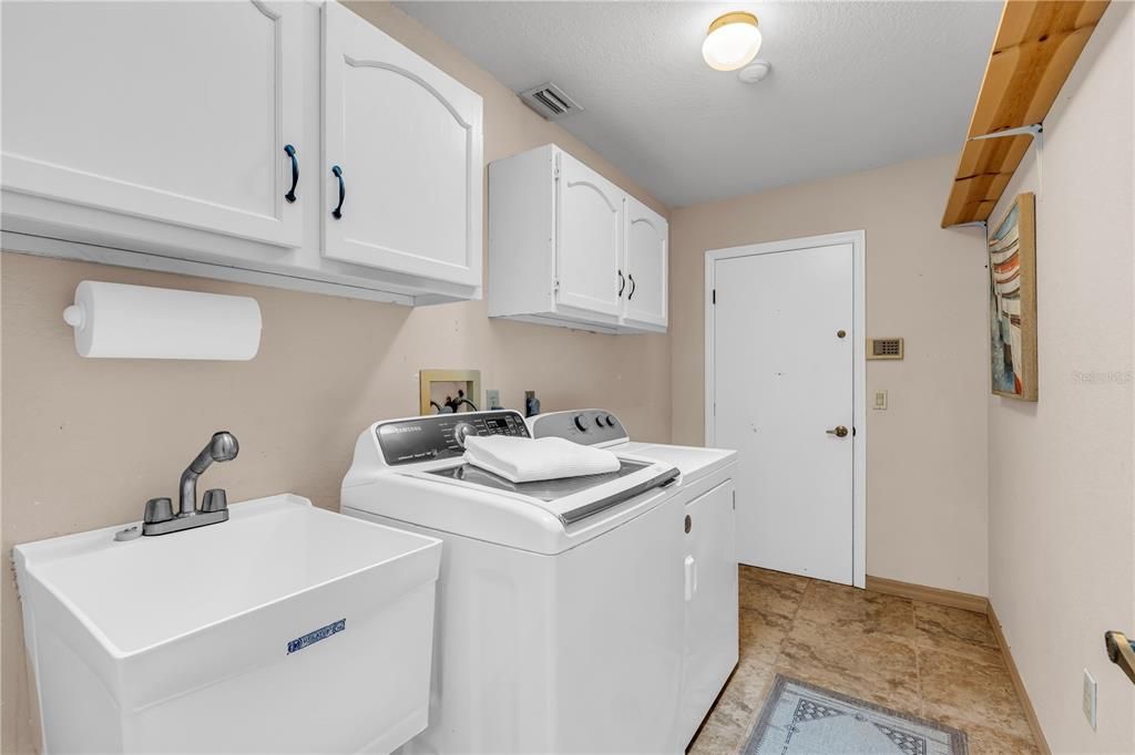 For Sale: $625,000 (3 beds, 2 baths, 1947 Square Feet)