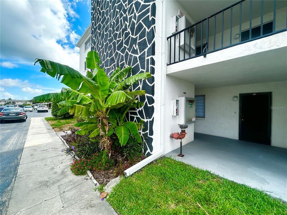 For Sale: $125,000 (2 beds, 2 baths, 917 Square Feet)