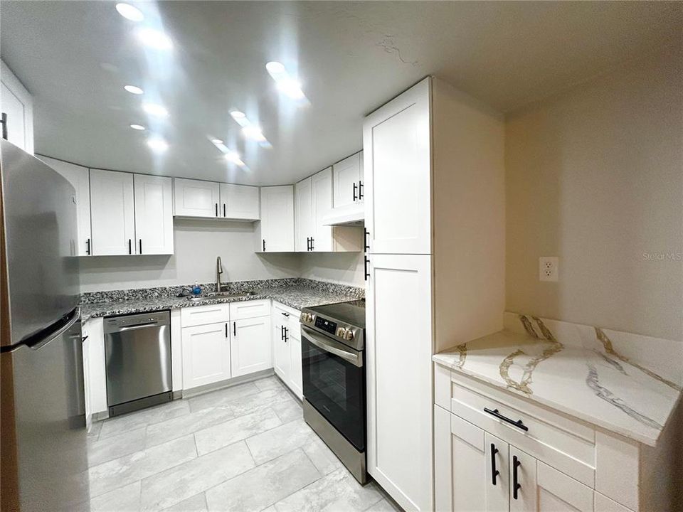 For Sale: $125,000 (2 beds, 2 baths, 917 Square Feet)