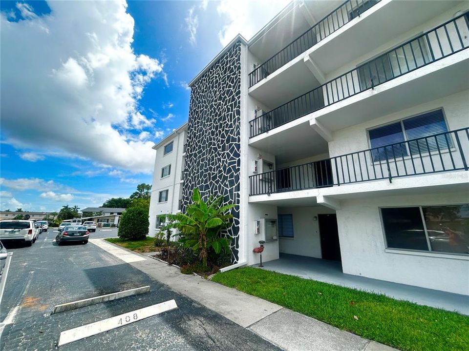 For Sale: $125,000 (2 beds, 2 baths, 917 Square Feet)