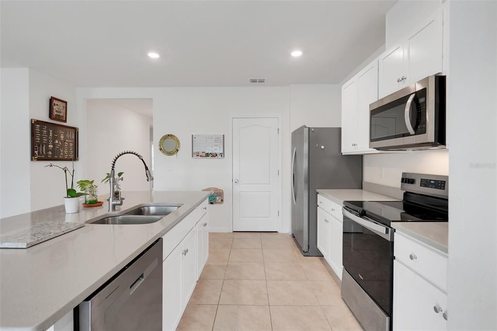 For Rent: $2,000 (3 beds, 2 baths, 1669 Square Feet)
