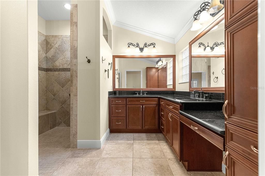 For Sale: $700,000 (4 beds, 2 baths, 2517 Square Feet)