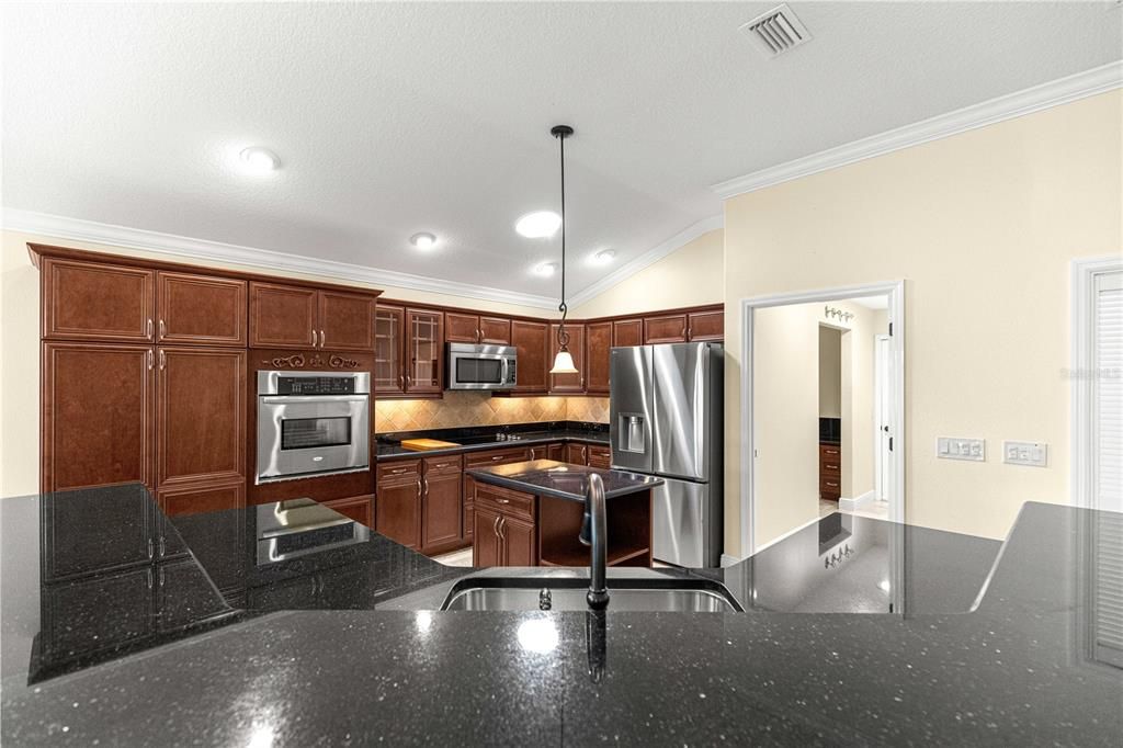 For Sale: $700,000 (4 beds, 2 baths, 2517 Square Feet)