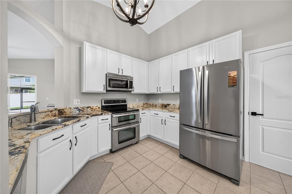 Activo con contrato: $385,000 (3 camas, 2 baños, 1700 Pies cuadrados)