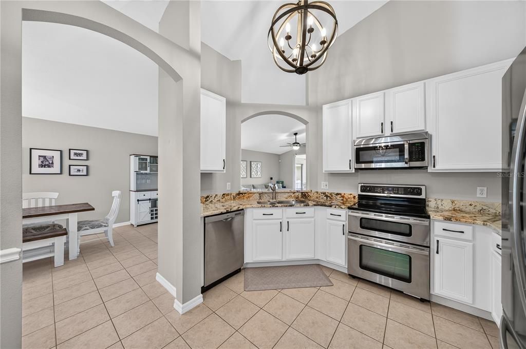 Activo con contrato: $385,000 (3 camas, 2 baños, 1700 Pies cuadrados)