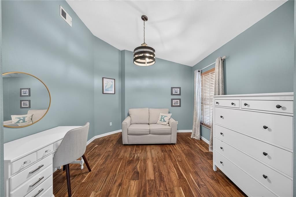 Activo con contrato: $385,000 (3 camas, 2 baños, 1700 Pies cuadrados)