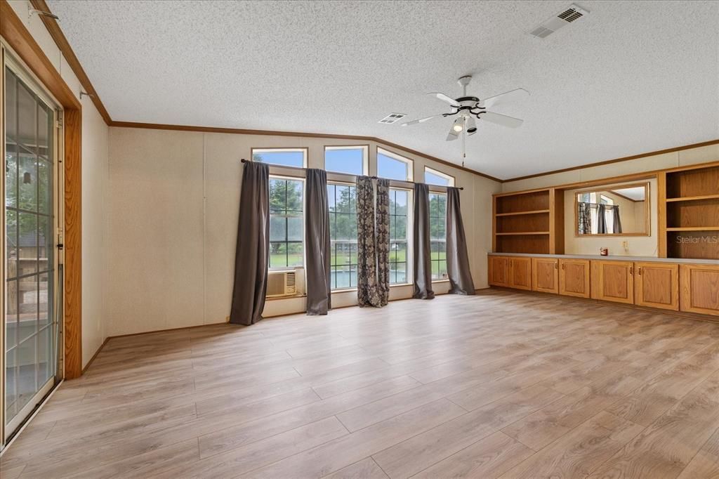 На продажу: $275,000 (3 спален, 2 ванн, 1811 Квадратных фут)