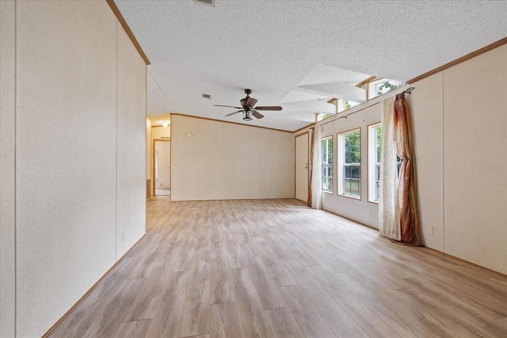 На продажу: $275,000 (3 спален, 2 ванн, 1811 Квадратных фут)