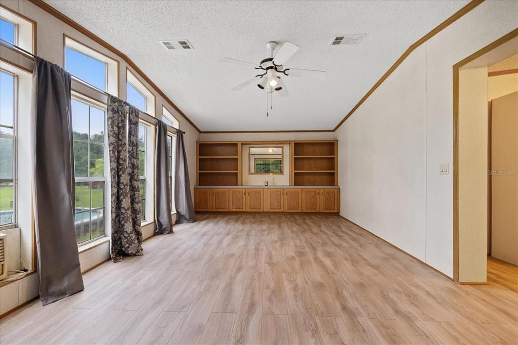 На продажу: $275,000 (3 спален, 2 ванн, 1811 Квадратных фут)