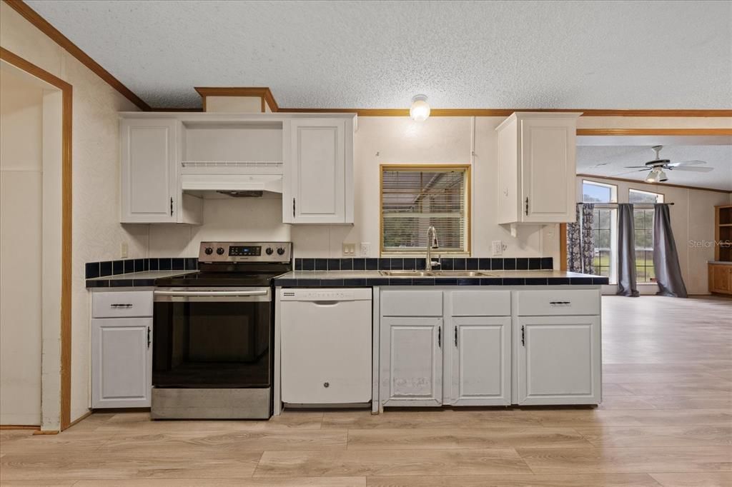 На продажу: $275,000 (3 спален, 2 ванн, 1811 Квадратных фут)