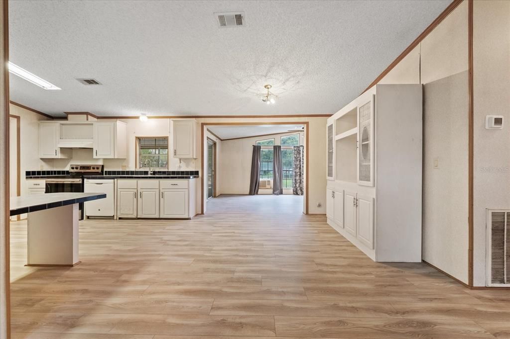 На продажу: $275,000 (3 спален, 2 ванн, 1811 Квадратных фут)