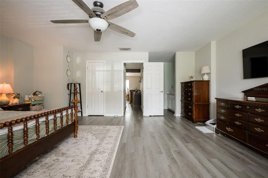 For Sale: $219,900 (2 beds, 2 baths, 1384 Square Feet)