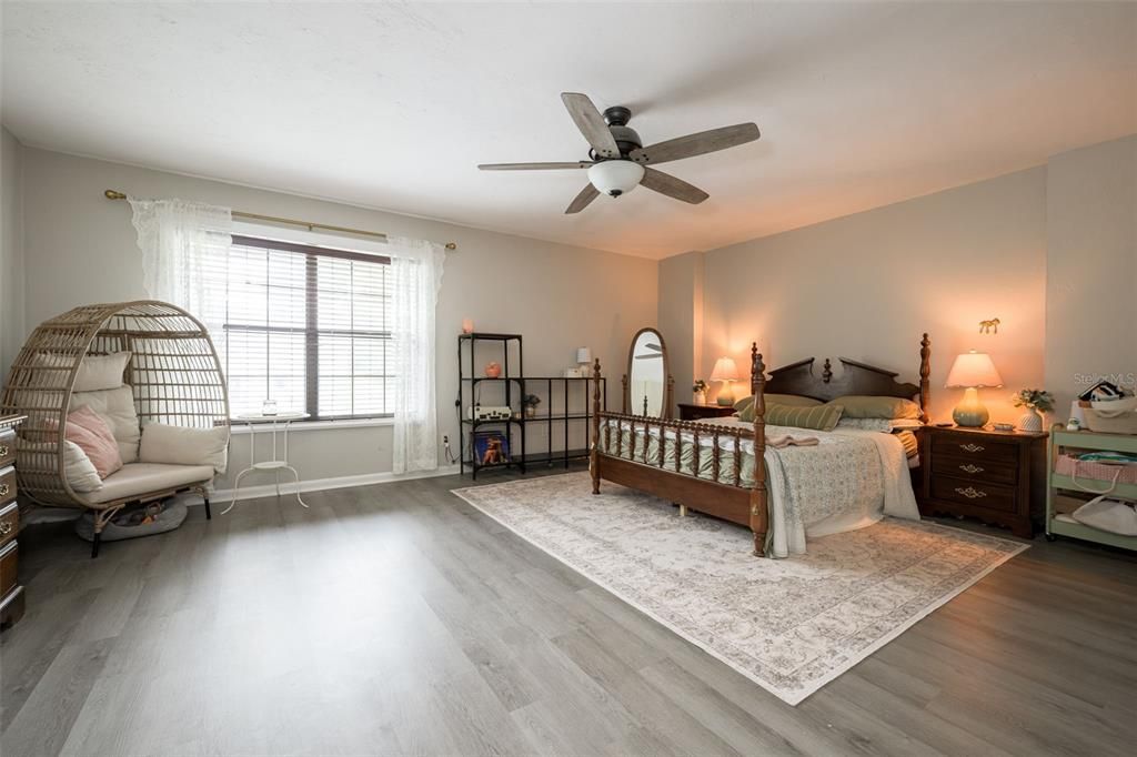 For Sale: $219,900 (2 beds, 2 baths, 1384 Square Feet)