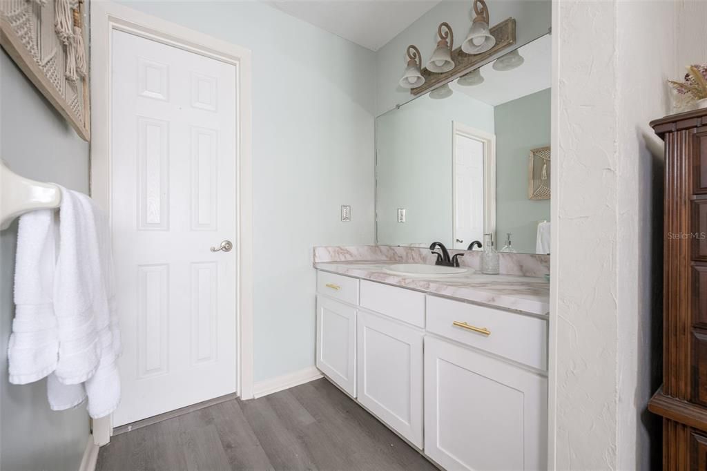 For Sale: $219,900 (2 beds, 2 baths, 1384 Square Feet)
