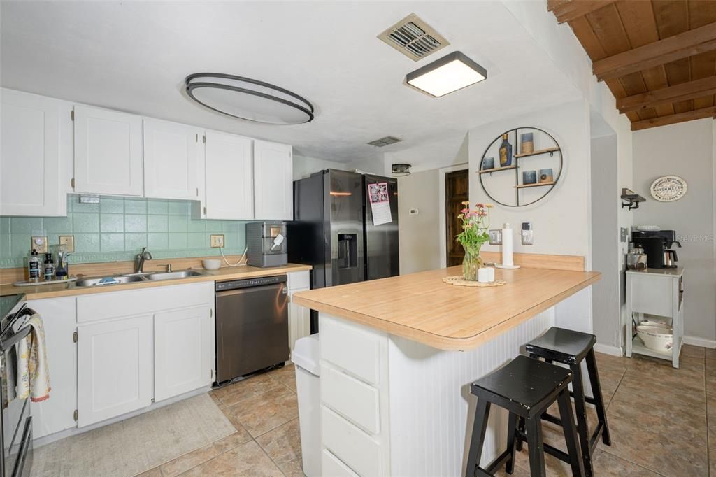 For Sale: $219,900 (2 beds, 2 baths, 1384 Square Feet)
